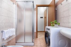 ein Badezimmer mit einer Waschmaschine und einer Waschmaschine in der Unterkunft Tasso 47 Apartment in Pavia