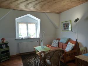 a living room with a couch and a table at Herrenhaus Poppelvitz in Maltzien