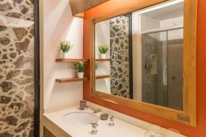 Koupelna v ubytování CASA SAUTO SUITE CON BALCON + 34 fotografií