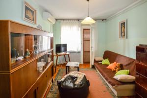 a living room with a couch and a television at Apartment in Banjole/Istrien 17372 in Banjole