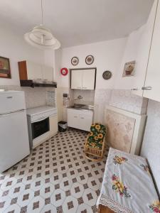 - une cuisine avec une table et un comptoir dans l'établissement La Vedetta Alpina, à Torricella Peligna