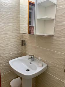 La salle de bains est pourvue d'un lavabo blanc et d'un miroir. dans l'établissement Fuerteventura Resort Bouganville, à Costa de Antigua