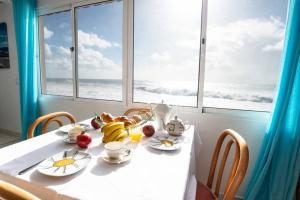 een tafel met een witte tafeldoek met fruit erop bij Casa do Cais in Calheta