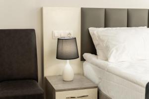 Postel nebo postele na pokoji v ubytování Downtown Suites Yerevan