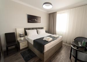 Postel nebo postele na pokoji v ubytování Downtown Suites Yerevan