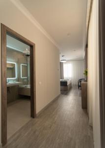 Postel nebo postele na pokoji v ubytování Downtown Suites Yerevan