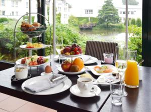 una mesa con platos de desayuno. en COURT HOTEL, en Halle Westfalen