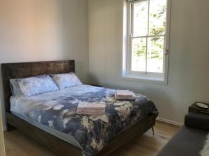 ein Schlafzimmer mit einem Bett mit zwei Kissen darauf in der Unterkunft Manly Beach Stays in Sydney
