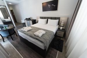 Postel nebo postele na pokoji v ubytování Downtown Suites Yerevan