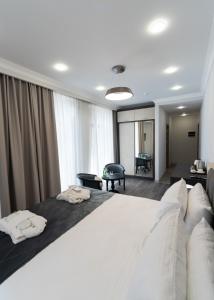 Postel nebo postele na pokoji v ubytování Downtown Suites Yerevan