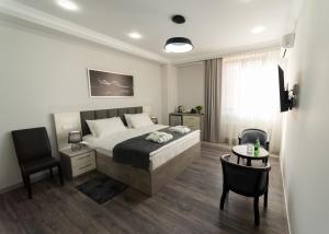 Postel nebo postele na pokoji v ubytování Downtown Suites Yerevan