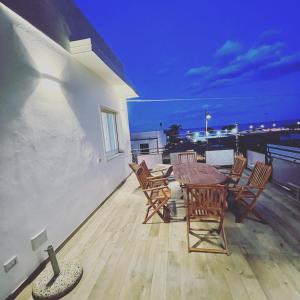 d'une terrasse avec une table et des chaises sur un balcon. dans l'établissement La casa di Memè, à Bianco