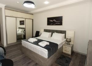 Postel nebo postele na pokoji v ubytování Downtown Suites Yerevan