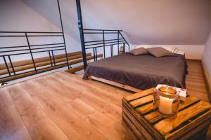 een slaapkamer met een bed en een tafel met een kaars bij Domki na Łazach in Uherce Mineralne
