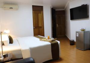 TV a/nebo společenská místnost v ubytování Inkari Suites Hotel