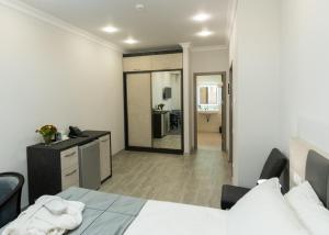 Postel nebo postele na pokoji v ubytování Downtown Suites Yerevan