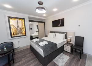 Postel nebo postele na pokoji v ubytování Downtown Suites Yerevan