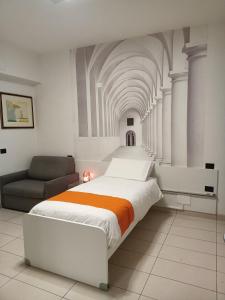 sypialnia z dużym łóżkiem i kanapą w obiekcie Tamb&B1 w Bolonii