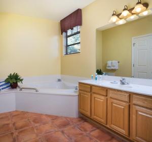 塞多納的住宿－Club Wyndham Sedona，浴室配有两个盥洗盆和浴缸。