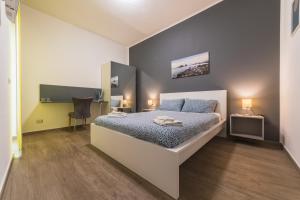 um quarto com uma cama grande num quarto em Ambasciatori B&B em Catânia