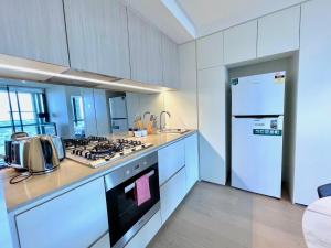 A kitchen or kitchenette at Brilliant WaterView 3B Apartment Secured Parking