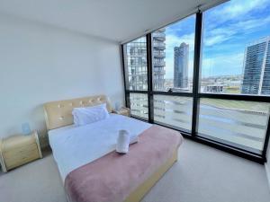 A bed or beds in a room at Brilliant WaterView 3B Apartment Secured Parking