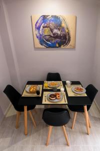 una mesa con dos sillas con alimentos para el desayuno en Athens Chic House, en Atenas
