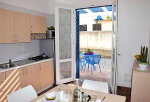 Kuchyňa alebo kuchynka v ubytovaní Favignana Casa Vacanza Orsola