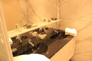 a bathroom with a black sink and a mirror at B&B Don Genaro in Dilsen-Stokkem