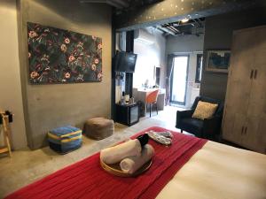 1 dormitorio con 1 cama grande con manta roja en Zozola, en Hengchun