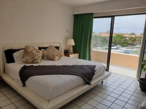 une chambre avec un lit et une grande fenêtre dans l'établissement Colibri Paradise Puerto Aventuras, à Puerto Aventuras 17 autres photos