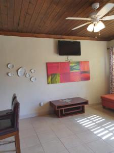 TV a/nebo společenská místnost v ubytování Fishtails Palms - Tamarind