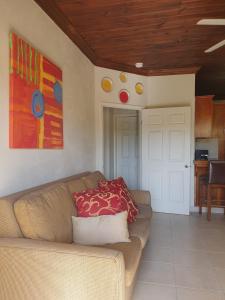 sala de estar con sofá y cocina en Fishtails Palms - Tamarind, en Stuart Manor