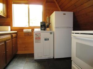 eine Küche mit einem weißen Kühlschrank und einem Fenster in der Unterkunft The Wüdenknipple in Bessemer