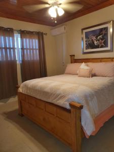 A bed or beds in a room at Fishtails Palms - Mahogany