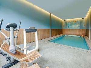 einen Pool in einem Zimmer mit einem Schwimmtrainer und einem Pool in der Unterkunft Classy Apartment in Weelde with Swimming Pool in Weelde
