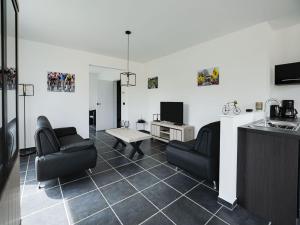 een woonkamer met 2 stoelen en een tafel bij Beautiful house in Flemish Ardennes for cyclists in Ronse
