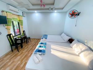Postel nebo postele na pokoji v ubytování Nhà nghỉ Cát Đằng Hồ Tràm