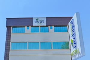 ein Bild der Vorderseite eines Bürogebäudes in der Unterkunft Hotel Aaram Orchard in Ahmedabad