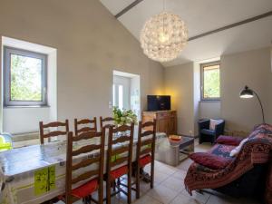 une salle à manger avec une table, des chaises et un lustre dans l'établissement Gîte La Roque-Gageac, 3 pièces, 5 personnes - FR-1-616-16, à La Roque-Gageac