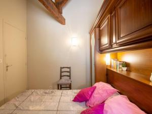 1 dormitorio con 1 cama grande con almohadas rosas en Gîte La Roque-Gageac, 2 pièces, 2 personnes - FR-1-616-28, en La Roque-Gageac