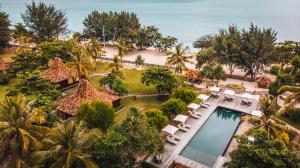 Desa Dunia Beda Resort في غيلي تراوانغان: اطلالة جوية على منتجع مع مسبح وشاطئ