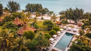 - Vistas aéreas a un complejo con piscina y playa en Desa Dunia Beda Resort en Gili Trawangan