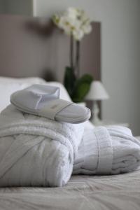 un asciugamano bianco seduto sopra un letto di Hotel Regina Margherita a Bordighera