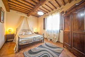 een slaapkamer met een bed en een raam bij Agriturismo Lodolazzo in Cortona
