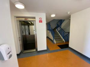 un pasillo con una escalera con una escalera azul en Waterford City Campus - Self Catering en Waterford