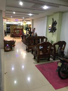 潘切的住宿－Biển Ngọc Hotel，一间商店里有许多木椅的房间