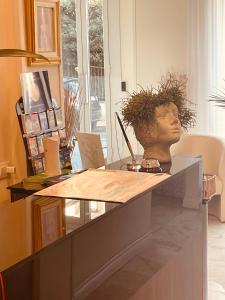 uma secretária com uma cabeça por cima em Hotel Regina Margherita em Bordighera