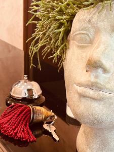 una statua di una testa accanto a un idrante di Hotel Regina Margherita a Bordighera
