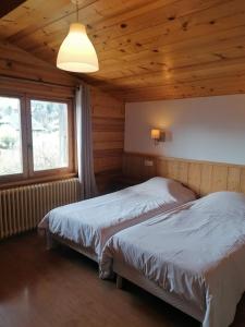 A bed or beds in a room at Résidence Chalet des Granges